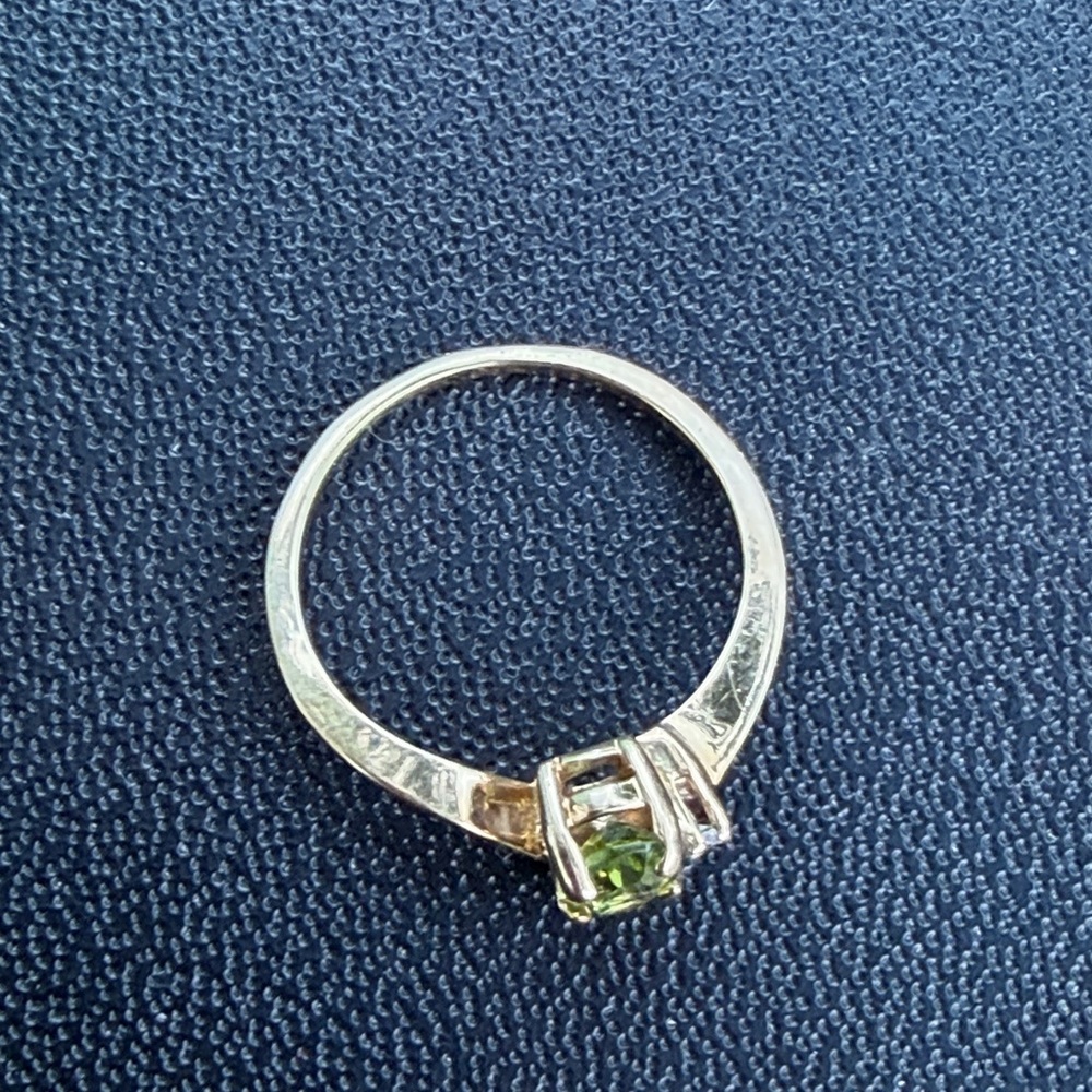 Vintage 14k solid Gold Ring with peridot - Picture 5 of 9